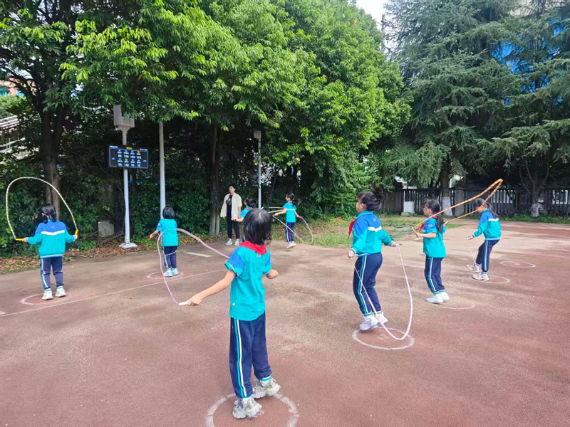 仁懷市鹽津第二小在“智能跳繩機”前跳繩。.jpg