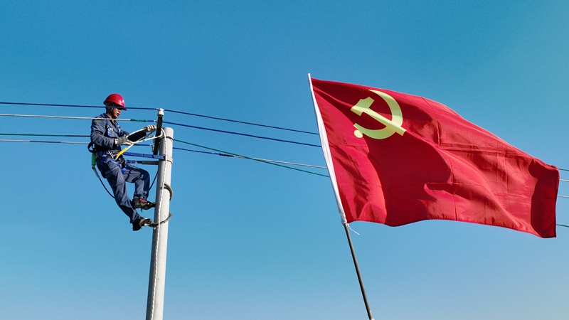 黨旗在支援湛江抗擊臺風保供電現場飄揚。盧關文 攝.JPG