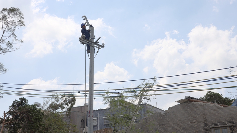 配電線路設備搶修現場。盧關文 攝.JPG