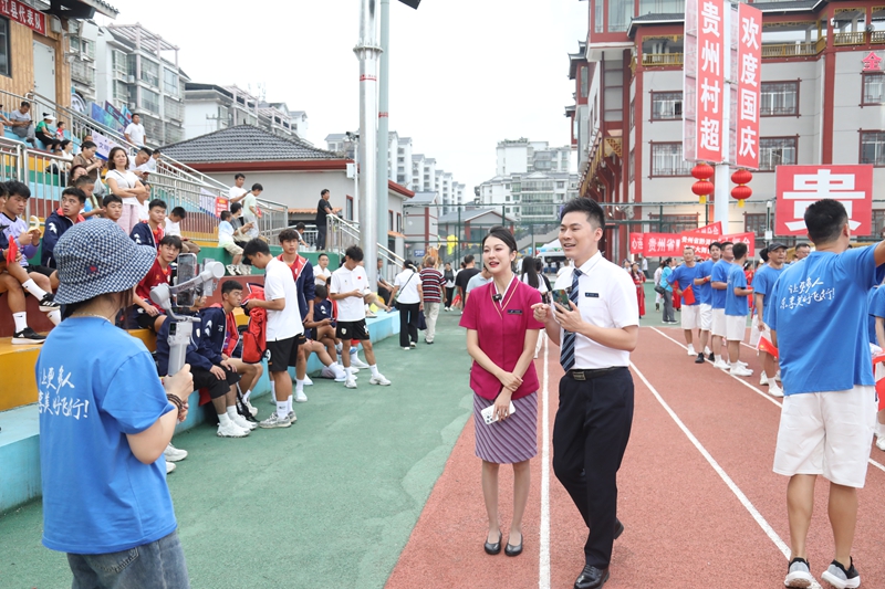 南航貴州公司攜“南航村超禮包”亮相貴州榕江“村超”賽事現場。南航貴州公司供圖