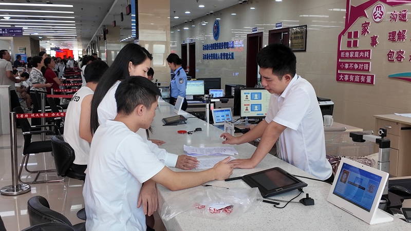 工作人員耐心的為群眾講解。王璽 攝.jpg