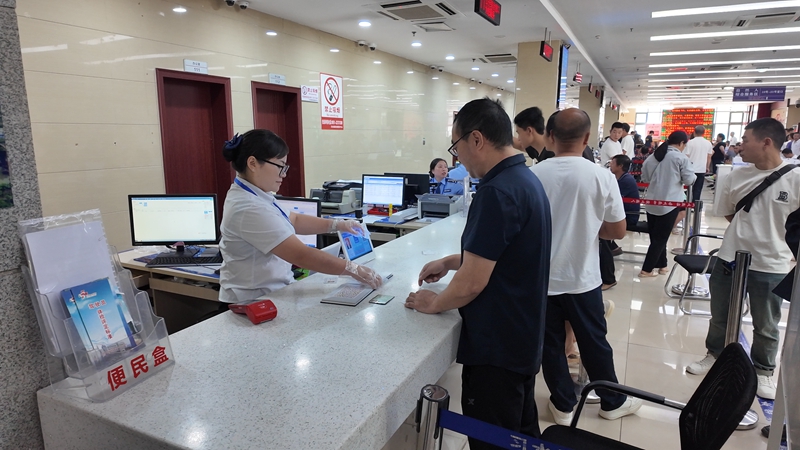 群眾有序到窗口辦理業務。王璽 攝.jpg