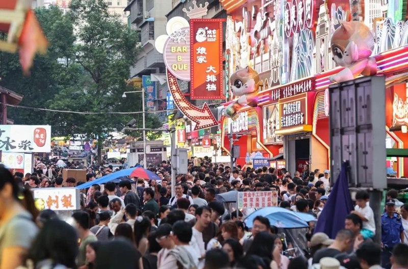 民生路好吃街人流如梭。