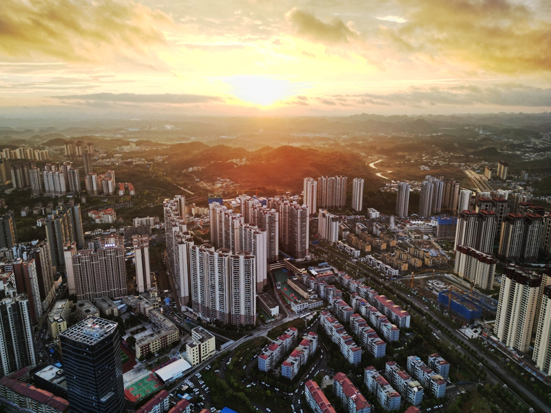 2025年10月8日，清晨的貴州省黔西市蓮城街道，霞光初綻、小城景美。