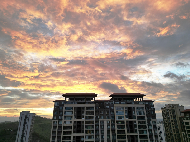 2025年10月8日，清晨的貴州省黔西市蓮城街道，霞光初綻、小城景美。