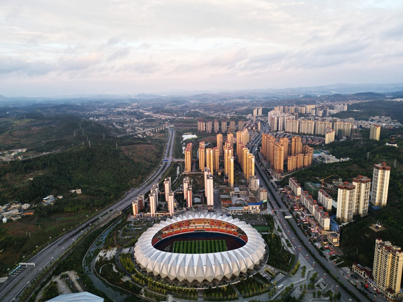 2025年10月8日，清晨的貴州省黔西市蓮城街道，霞光初綻、小城景美。