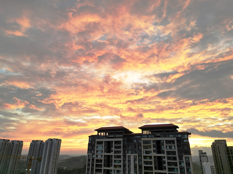 2025年10月8日，清晨的貴州省黔西市蓮城街道，霞光初綻、小城景美。