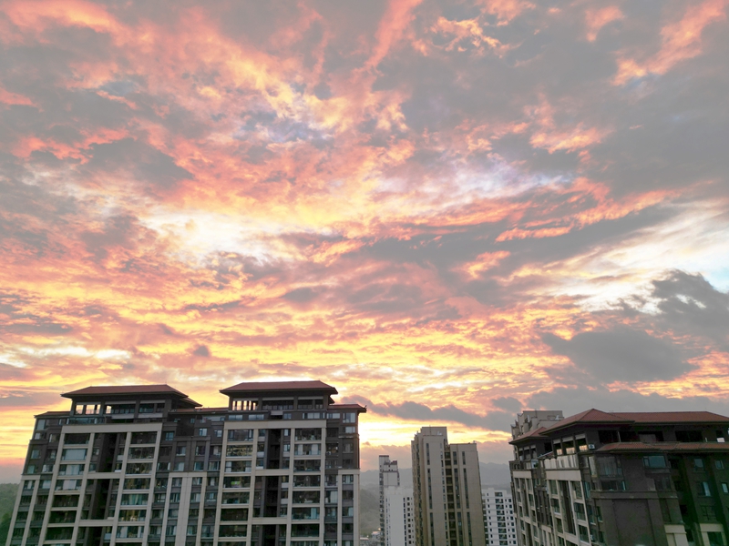 2025年10月8日，清晨的貴州省黔西市蓮城街道，霞光初綻、小城景美。