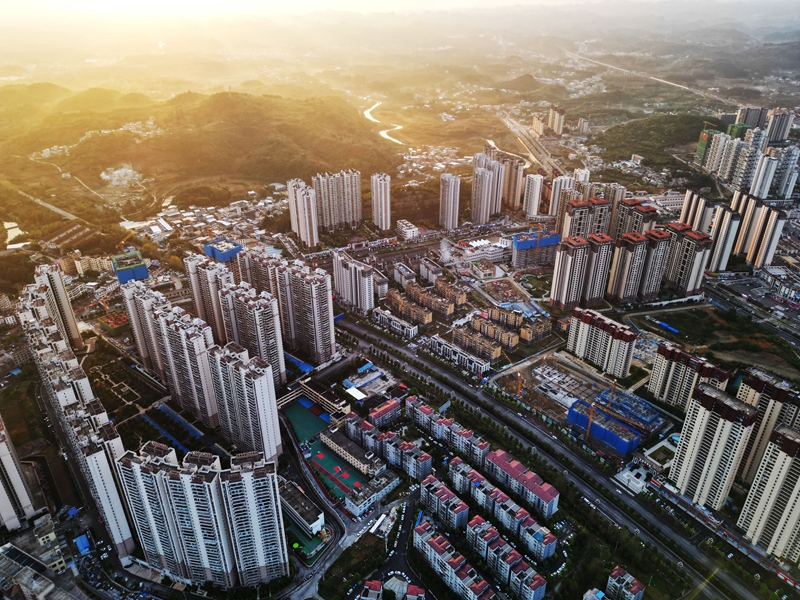 2025年10月8日，清晨的貴州省黔西市蓮城街道，霞光初綻、小城景美。