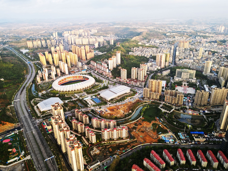 2025年10月8日，清晨的貴州省黔西市蓮城街道，霞光初綻、小城景美。