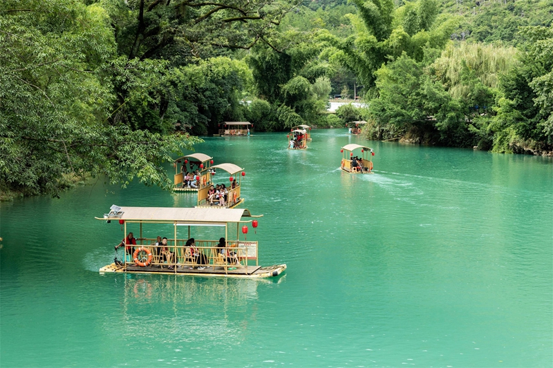 游客在景區乘坐竹筏（史傳鴻 攝）.jpg