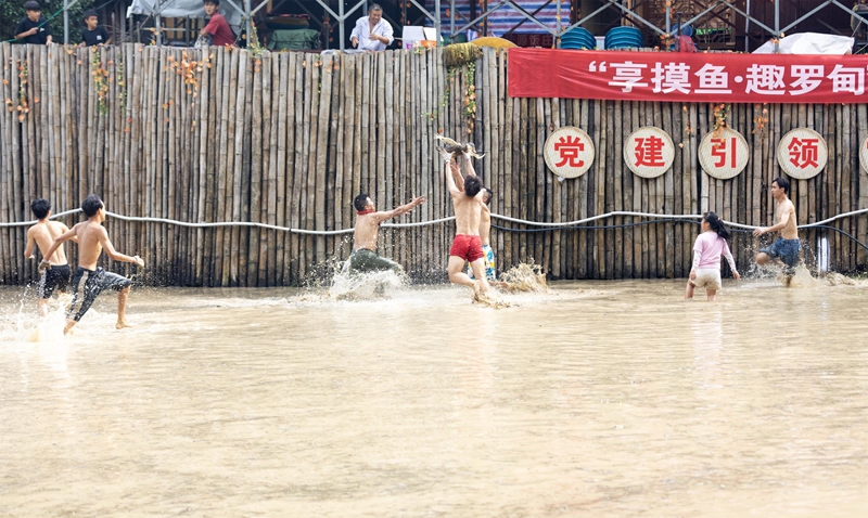 游客參與稻田摸魚活動（史傳鴻 攝）.jpg