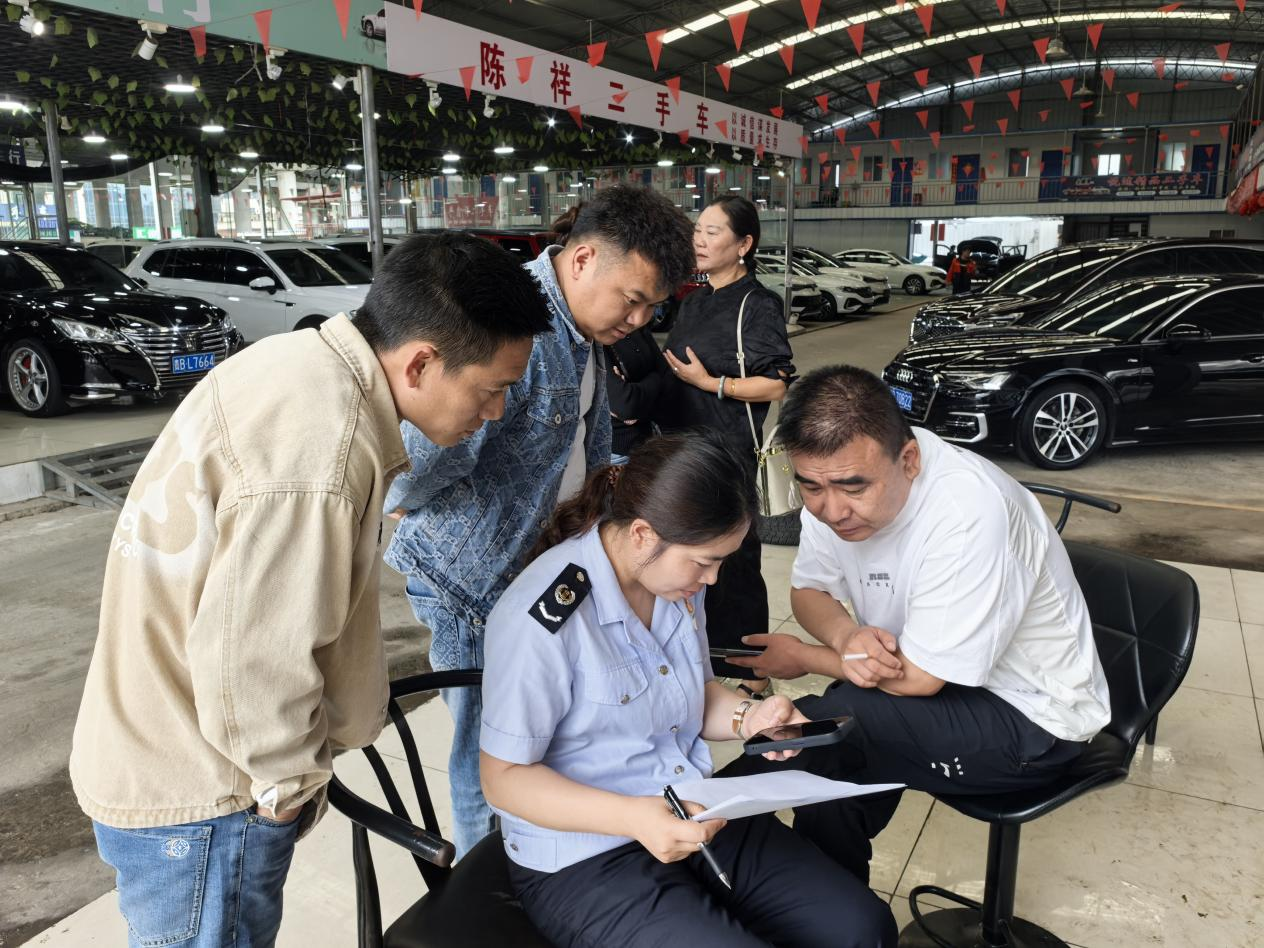 稅務人員為商戶講解政策。李思琪攝