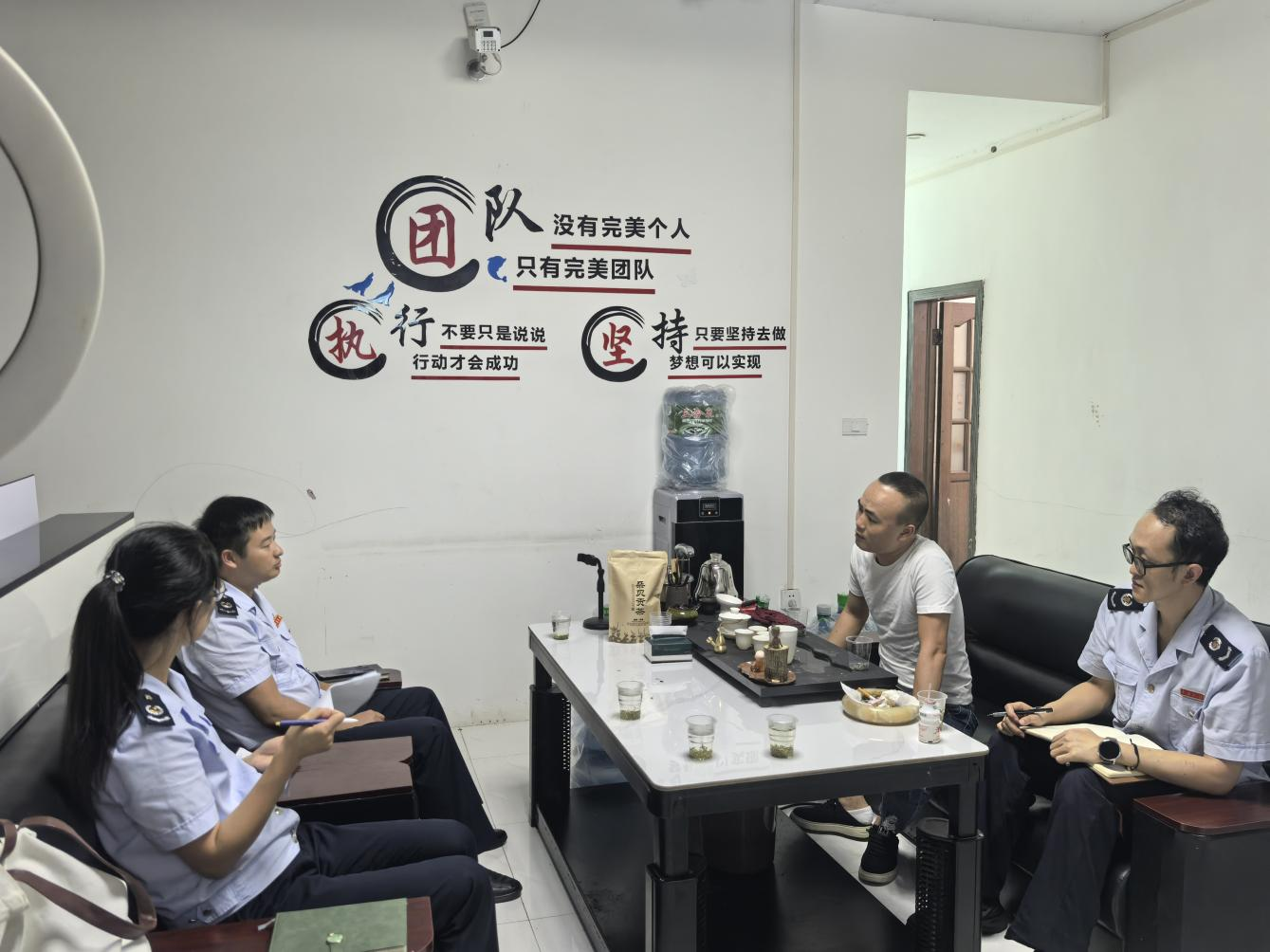 “枝己”志愿服務團隊走訪農產品電商企業。吳蓉攝