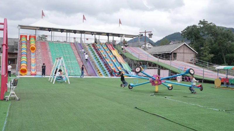 國慶第一天景區(qū)內(nèi)小孩們正在玩耍 文銳攝.jpg