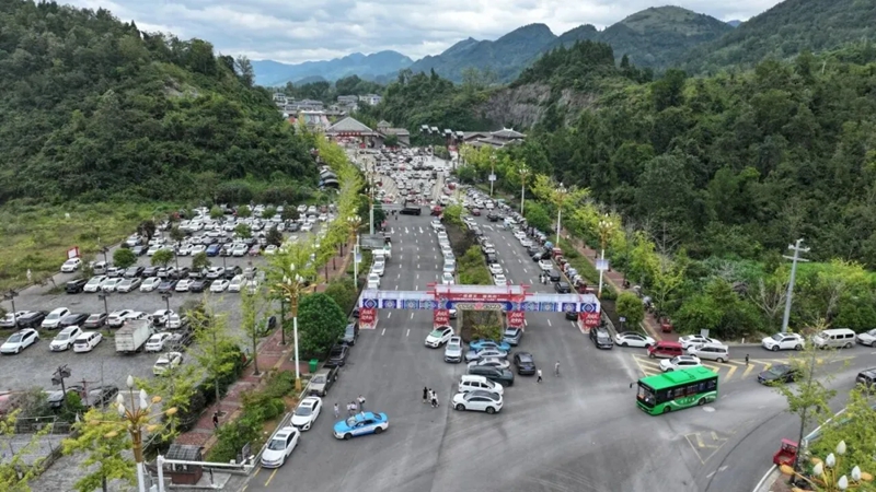 仡佬之源景區(qū)大門口航拍.jpg