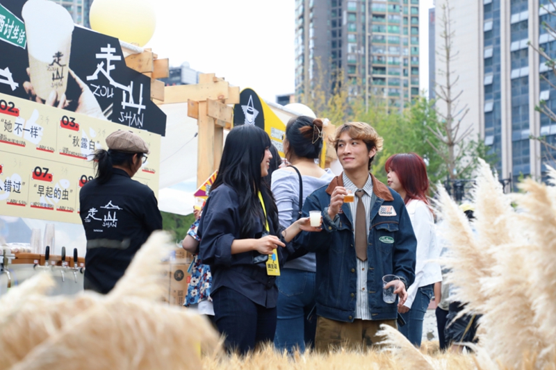 5、 游客在“貴陽精釀·世界味道——微醺聲場”活動中品嘗精釀。葉舒 攝.jpg