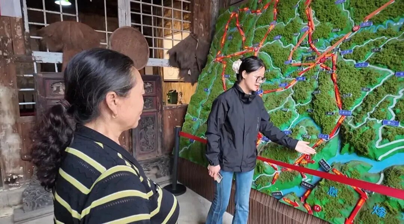 解說員正在給游客講解中央紅軍南渡烏江的歷史。胡鳳至 攝.jpg