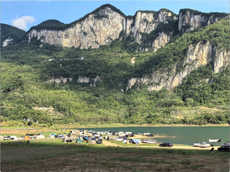 游客將帳篷安裝在碧綠的江邊。楊洋 攝.jpg