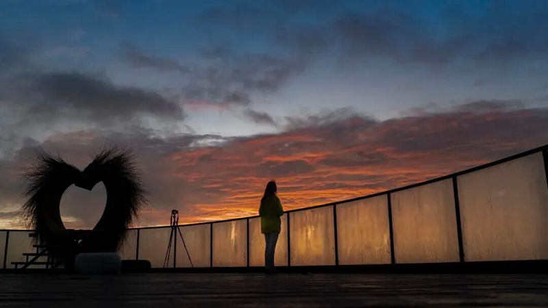 游客在玉簪花景區觀看日落。黃源匯 攝.jpg