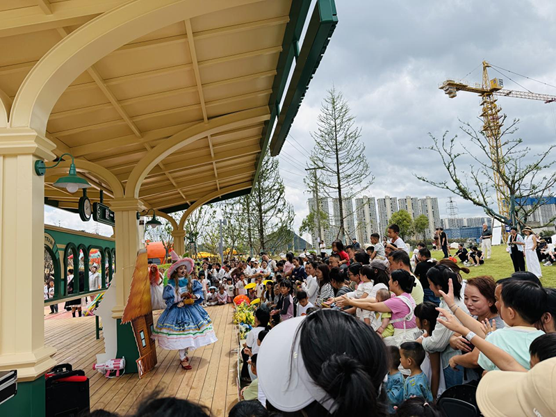 兒童劇表演。“幻花樣young”項目供圖