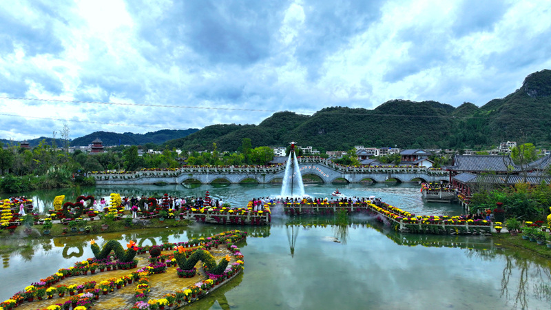 長順縣紅滿苑濕地菊花展現場熱鬧非凡。
