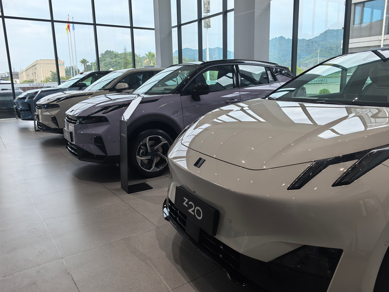 汽車展廳內的多款新能源車。