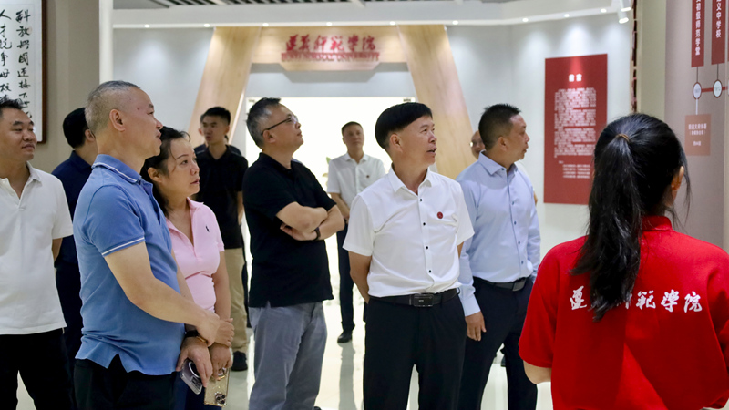 參觀校史館。