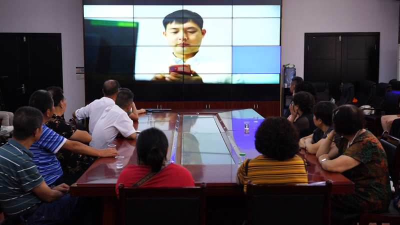 在婁山關街道西流水社區(qū),一場別開生面的“以案釋法”觀影活動吸引了眾多居民。