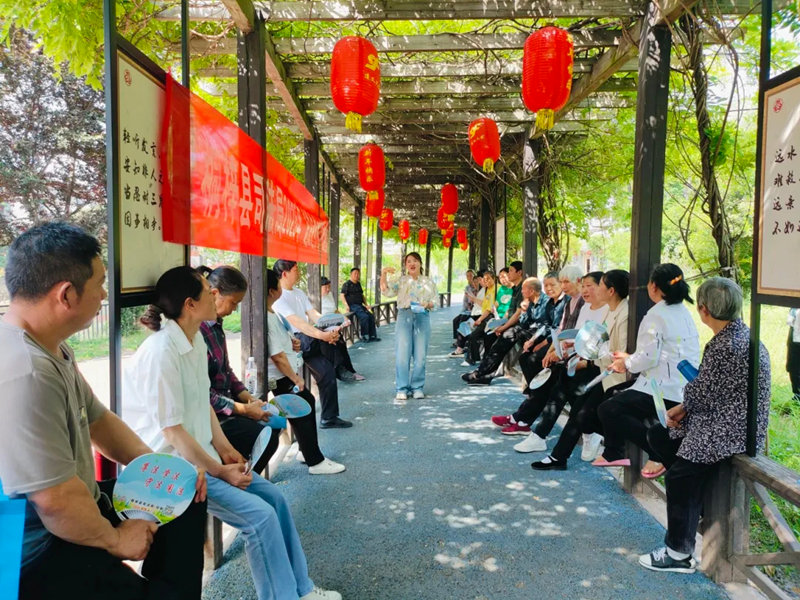 在松坎鎮(zhèn)新時代文明實踐廣場法治文化長廊,縣司法局“專業(yè)說法”宣講隊成員謝紅霞正在為該鎮(zhèn)茅壩社區(qū)居民開展普法宣傳。