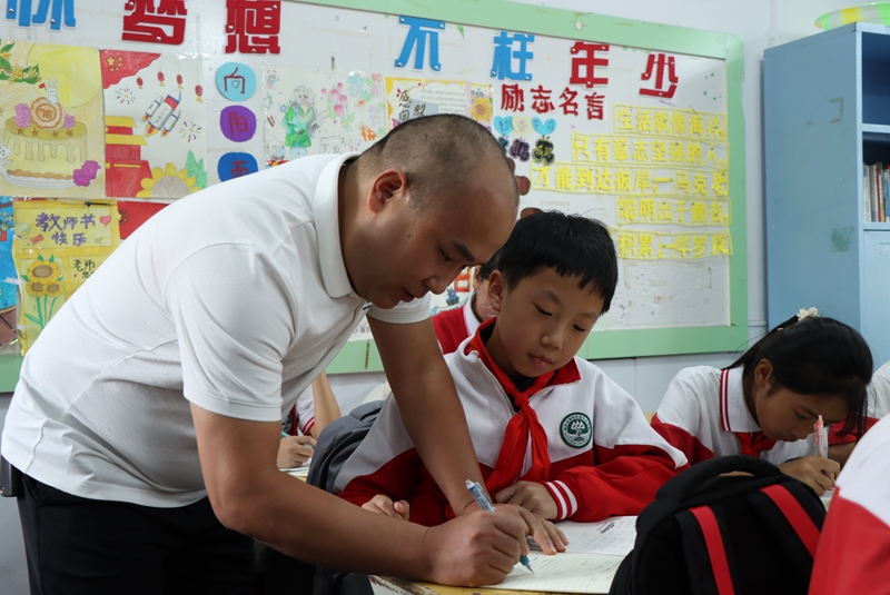 在桐梓縣海校街道中心學校，老師們利用課后服務時間，耐心地對學生進行作業(yè)輔導和學習方法指導。王琨榮攝.JPG