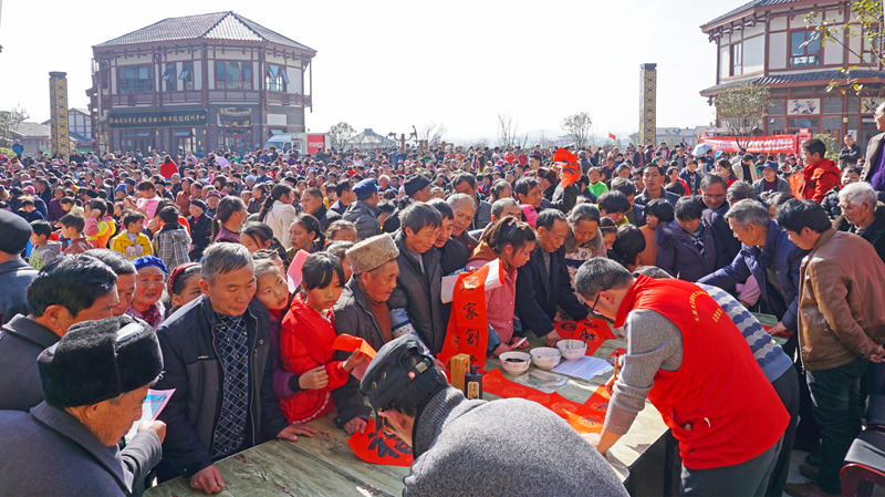 2020年1月16日,畢節(jié)市文藝惠民活動(dòng)在黔西縣城錦繡家園舉行。張虎攝