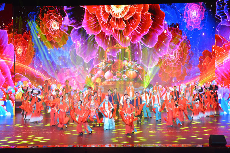 2025年1月24日,文藝工作者參加市委市政府春節(jié)團(tuán)拜會(huì)演出。張衛(wèi)東攝