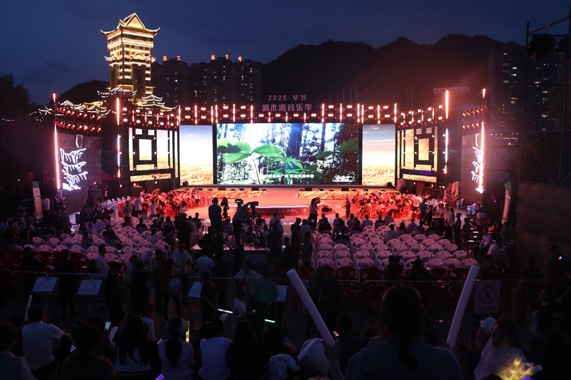 畢節響水灘音樂季現場熱鬧非凡。舞臺上燈光絢爛、聲浪陣陣，各具魅力的歌手與樂隊輪番登臺，游客們揮舞著熒光棒，跟隨節奏盡情舞動，盡享音樂盛宴。七星關區融媒體中心供圖.JPG
