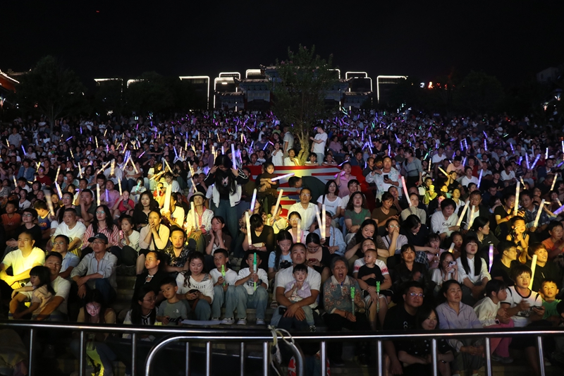 畢節響水灘音樂季現場熱鬧非凡。舞臺上燈光絢爛、聲浪陣陣，各具魅力的歌手與樂隊輪番登臺，游客們揮舞著熒光棒，跟隨節奏盡情舞動，盡享音樂盛宴。七星關區融媒體中心供圖1.JPG