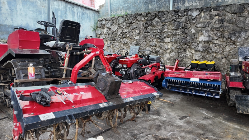 農機庫房里嶄新農機整齊排列，助力生產。羅金 攝.JPG