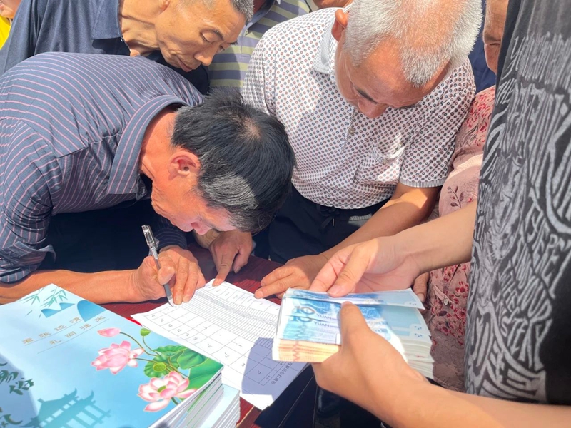 村民們滿心歡喜參與分紅,秩序井然。羅金 攝.jpg