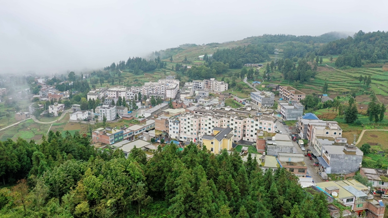 云霧繚繞中,井壩村新房錯落有致。羅金 攝.jpg