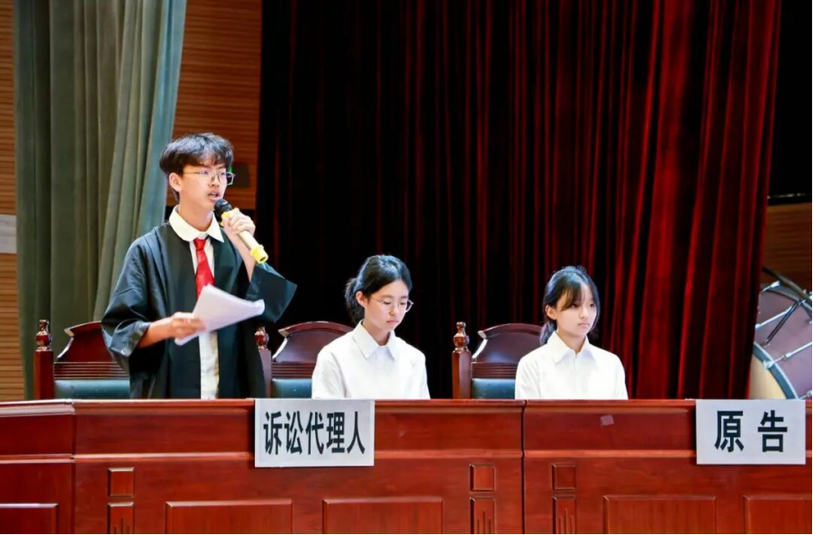 貴陽市某中學“青少年模擬法庭”活動現場。