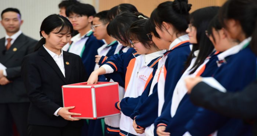 學生通過抽簽選定角色。