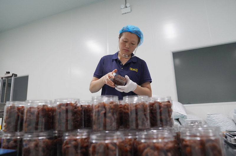 工作人員正在打包刺梨產(chǎn)品。