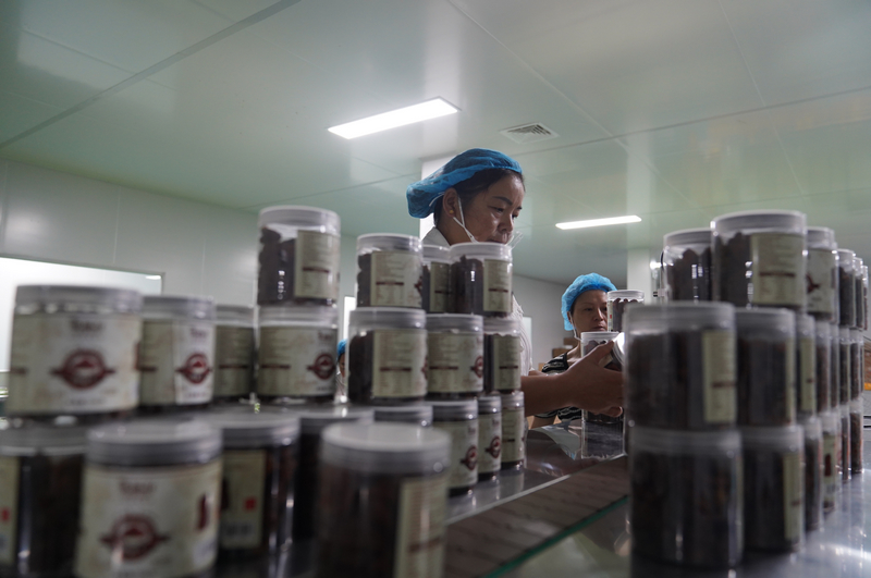 工作人員正在打包刺梨產(chǎn)品。