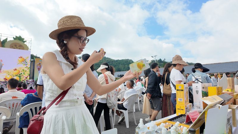 網絡博主正在分享刺梨產品。