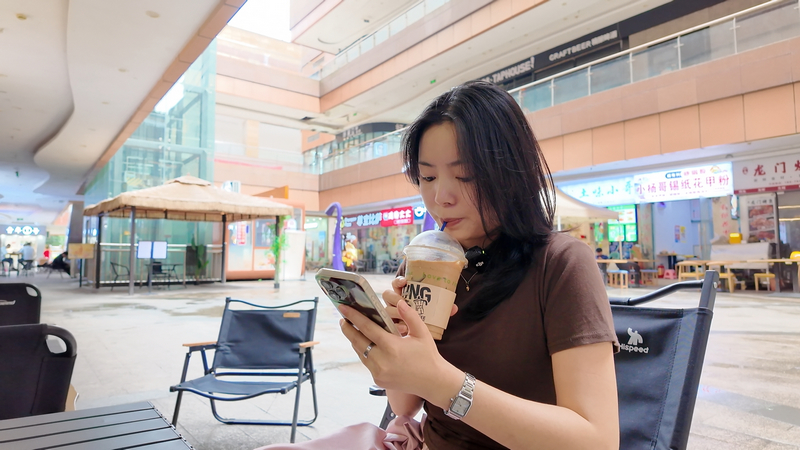 消費者正在品嘗刺梨咖啡。