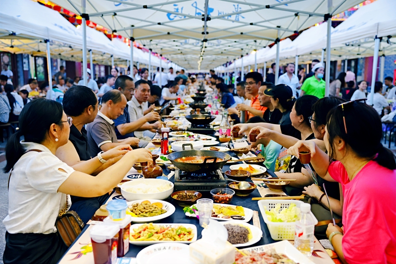 游客體驗長桌宴。