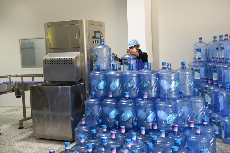 工人在生產車間忙碌。