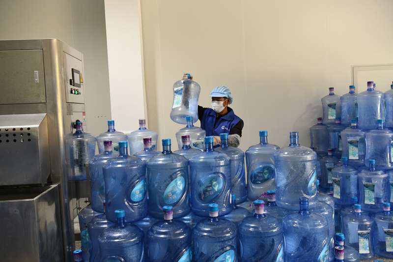 工人在生產車間忙碌,