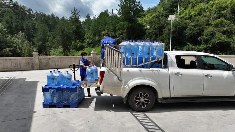 工人在搬運水桶。