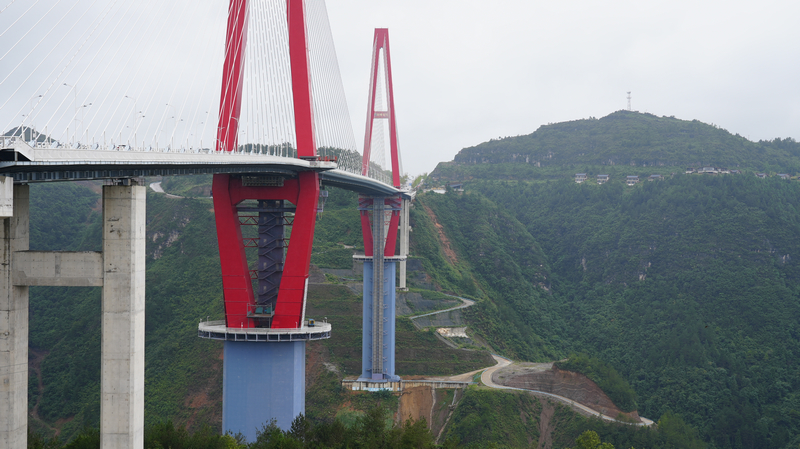 龍里河大橋下方的道路。