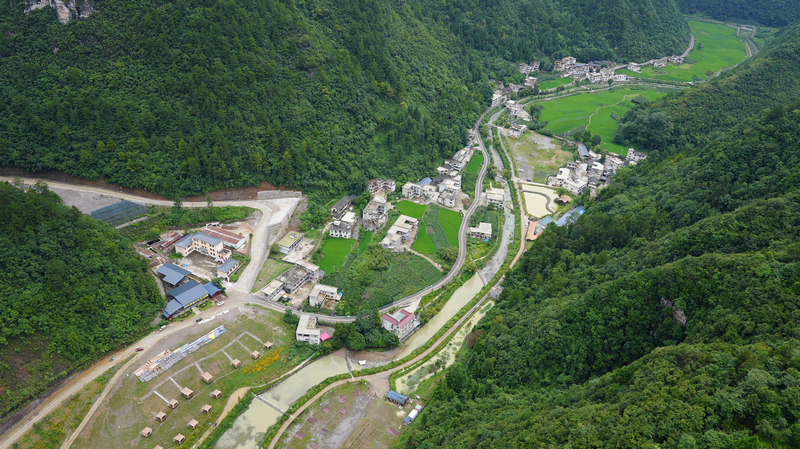 龍里河大橋下方的道路。